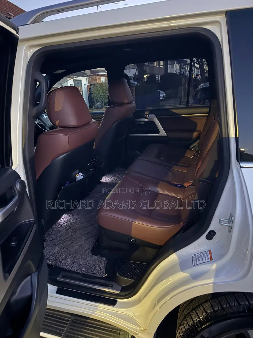 Toyota Land Cruiser LC300 2024 White