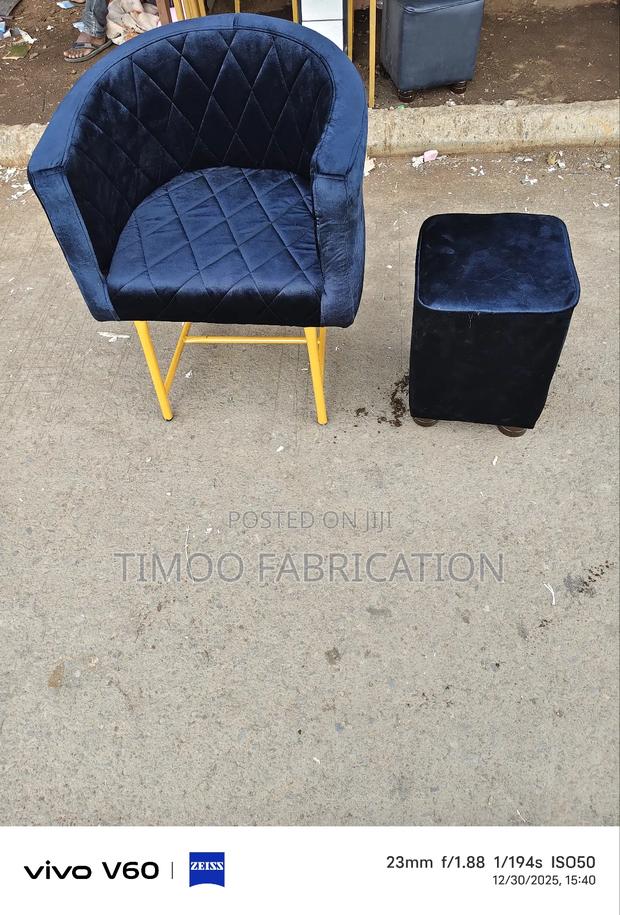 Nail Table, Styling Seat and Puff - thumbnail 3