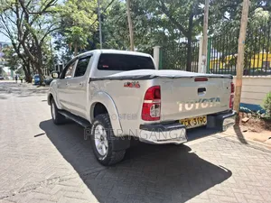 Toyota Hilux 2.5 D-4D 4X4 SRX 2010 Gray