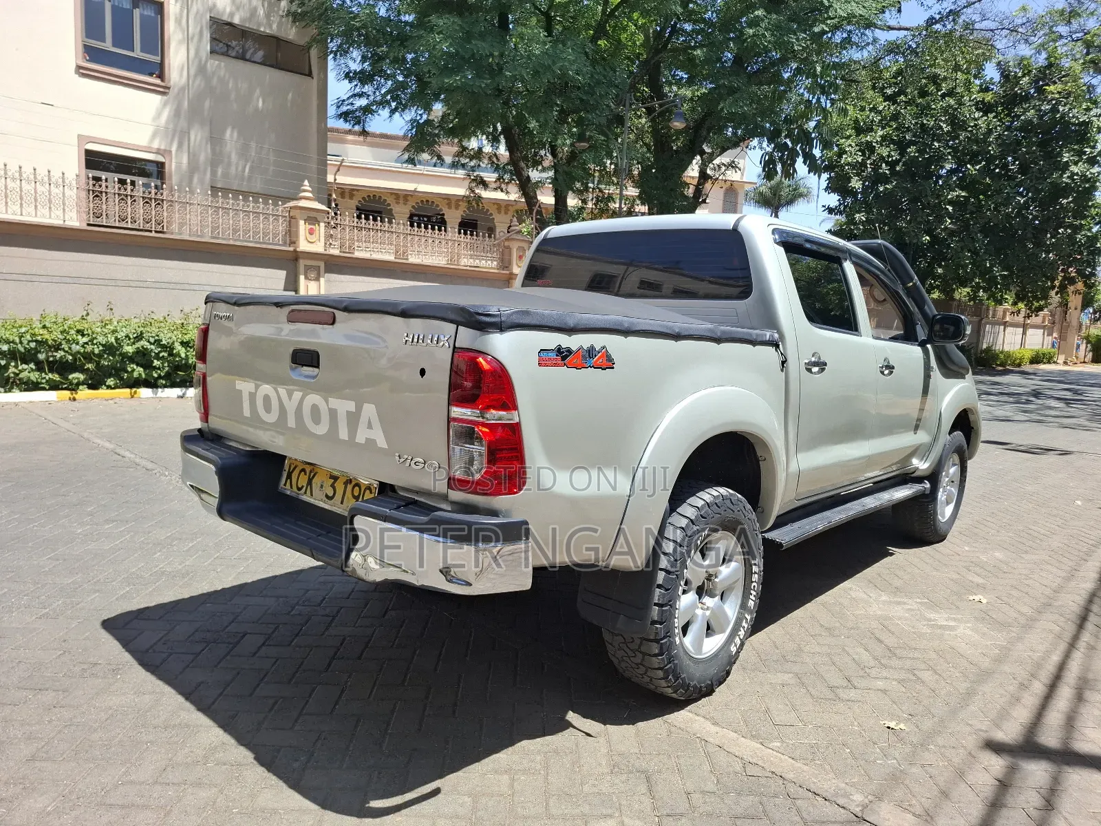 Toyota Hilux 2.5 D-4D 4X4 SRX 2010 Gray