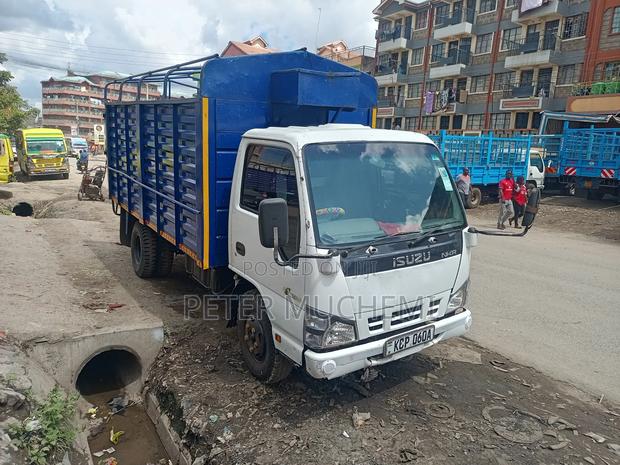 Isuzu NKR 2017 White - main view