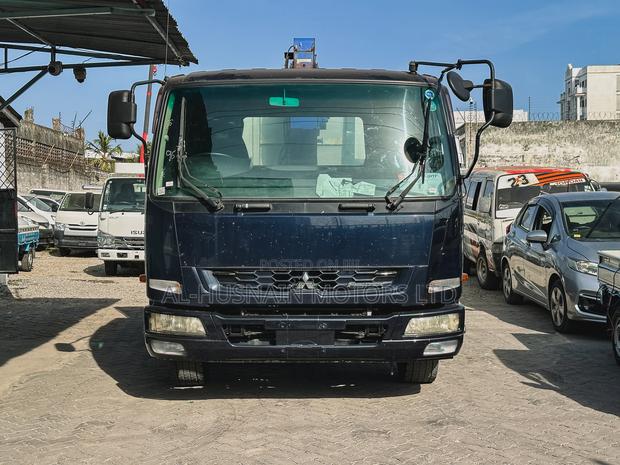 Mitsubishi Fighter Crane Truck 2018 Black - thumbnail 12