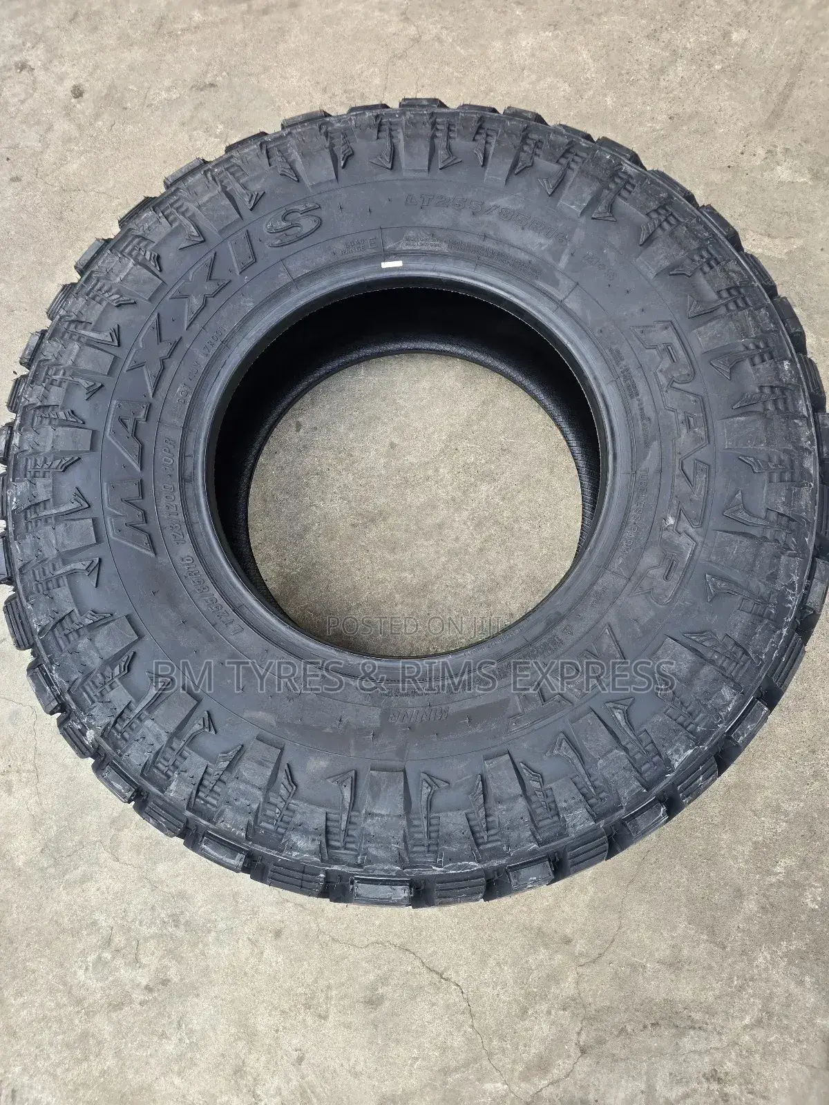 255 /85 R16 Maxxis (Mud Terrein) Thailand.