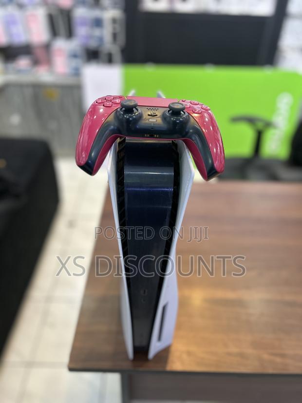 Standard Playstation 5 Disc With 1 Controller - main view