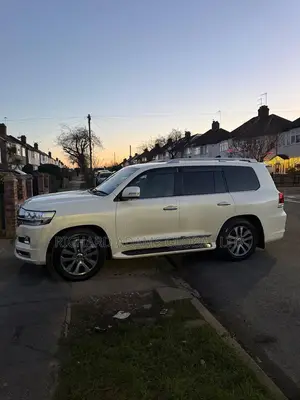 Toyota Land Cruiser LC300 2024 White