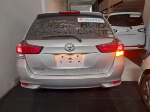 Toyota Corolla Fielder 2018 Silver