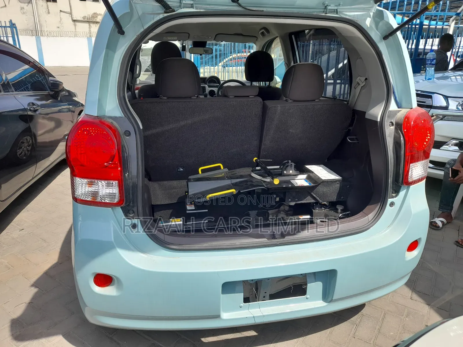 Toyota Porte 2018 Blue