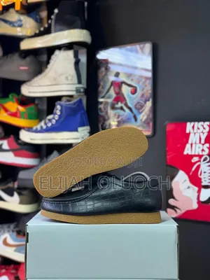 Supreme Martine Rose Clark’S Desert.
Sizes : _40 41 42 43 44 45_