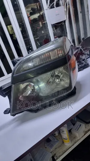 Toyota Voxy 2005 Headlights