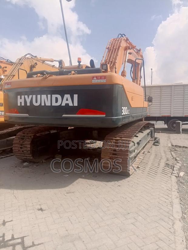 Hyundai 30t Excavator - main view