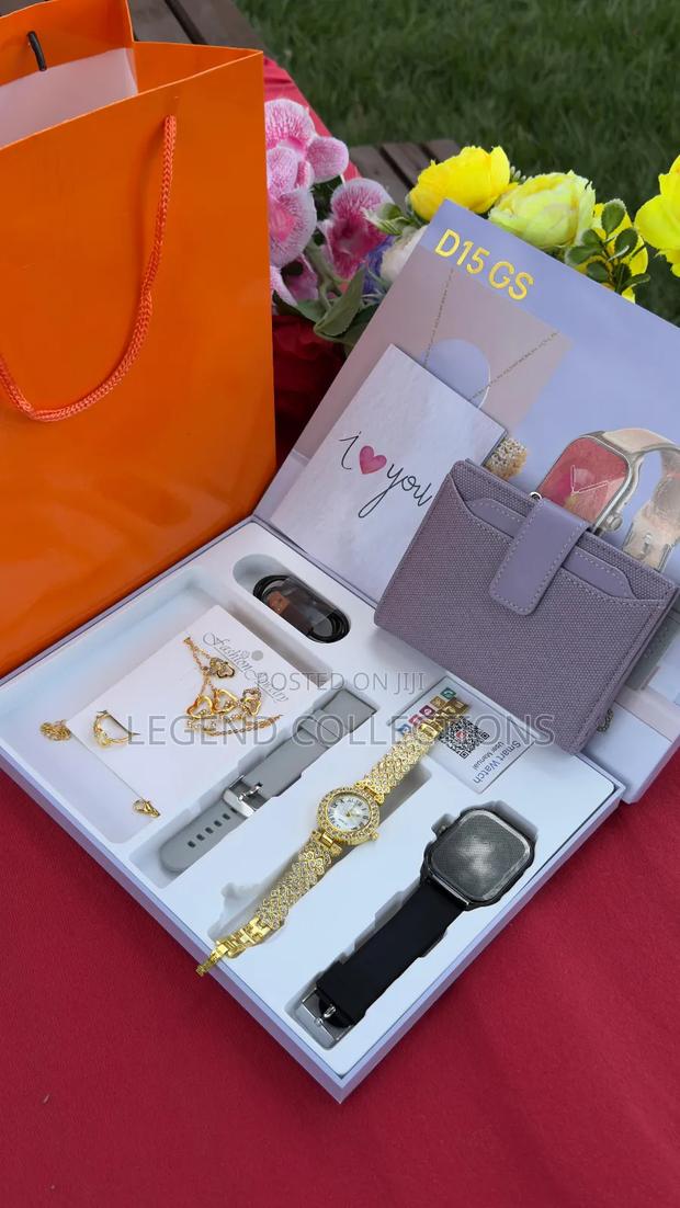 Ladies Gift Set With Smartwatch and Purse - main view