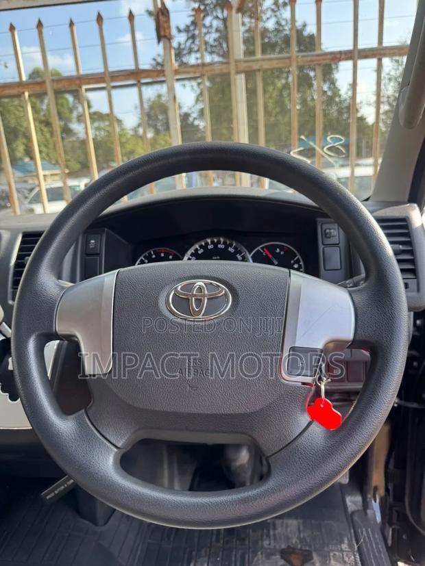 Toyota HiAce 2019 Black - thumbnail 7