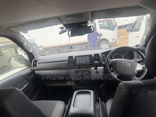 Toyota HiAce 2018 White - thumbnail 2