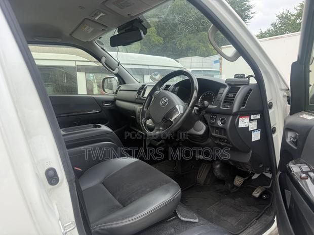 Toyota HiAce 2018 White - thumbnail 6