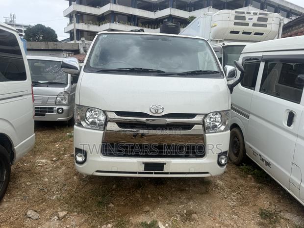 Toyota HiAce 2018 White - thumbnail 8