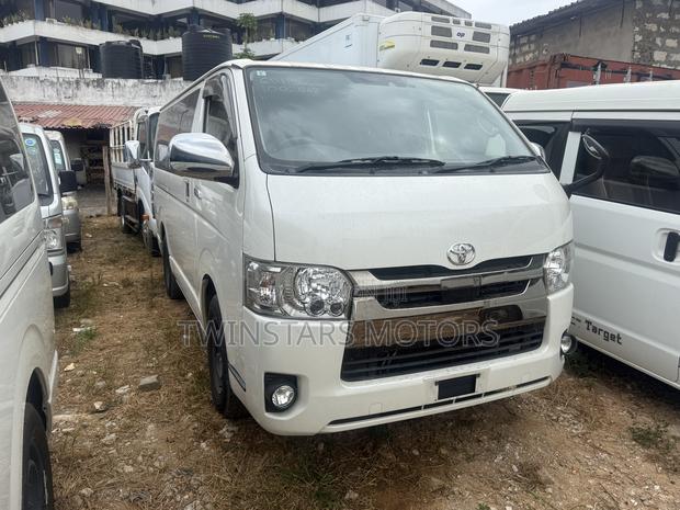 Toyota HiAce 2018 White - thumbnail 11