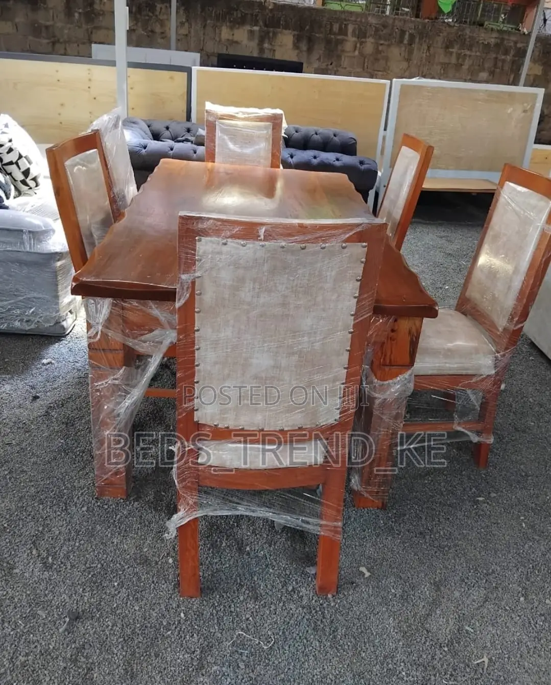 Welcoming Cool 6 Seater Dining Set