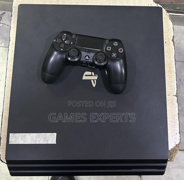 Chipped Ps4 Pro - main view