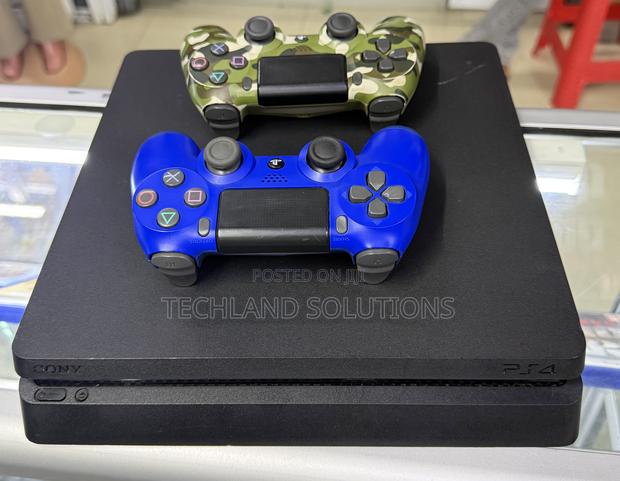 Like New Condition Chipped Ps4 Slim+ 10 Games and 2 Pads
