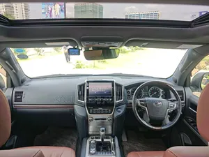 Toyota Land Cruiser 4.6 V8 ZX 2019 White