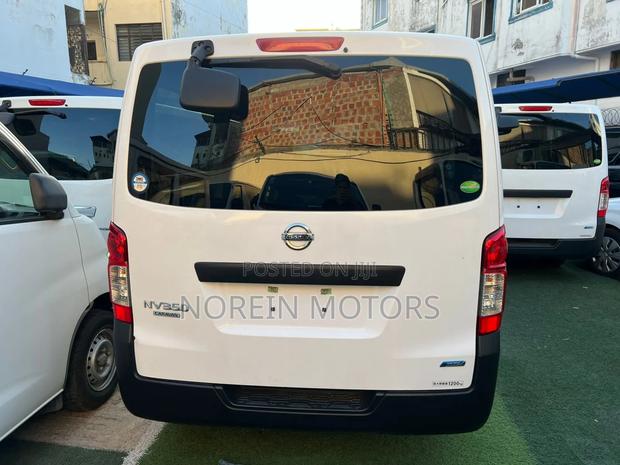 Nissan Caravan (Urvan) 2018 White - thumbnail 4