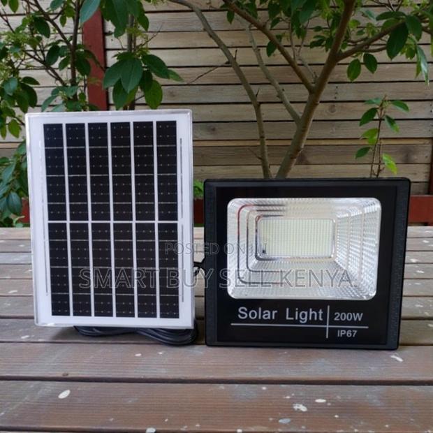 Remote Controllled 200w Outdoor Solar Flood Light Ip67 Waterproof Lamp