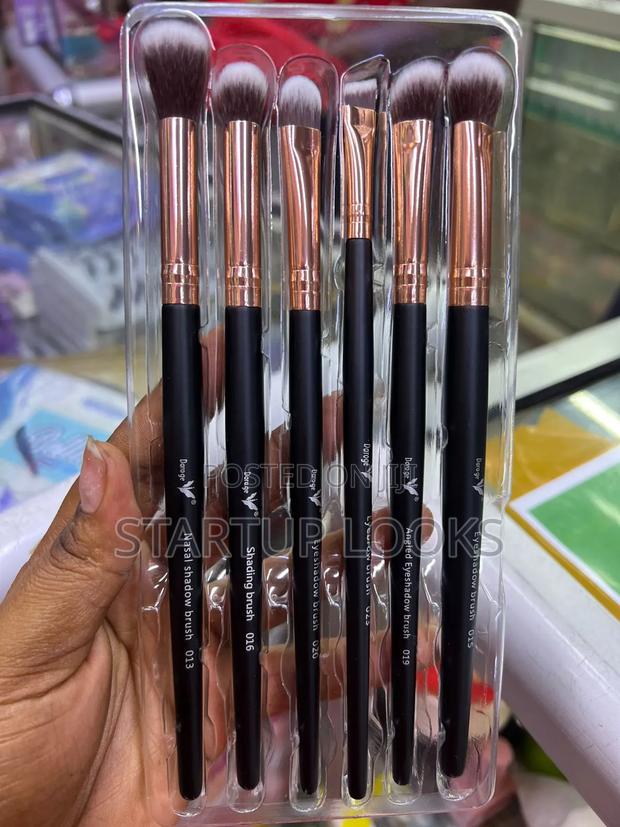 Daroge Makeup Brushes Multi Functional + Free Setting Spray - main view