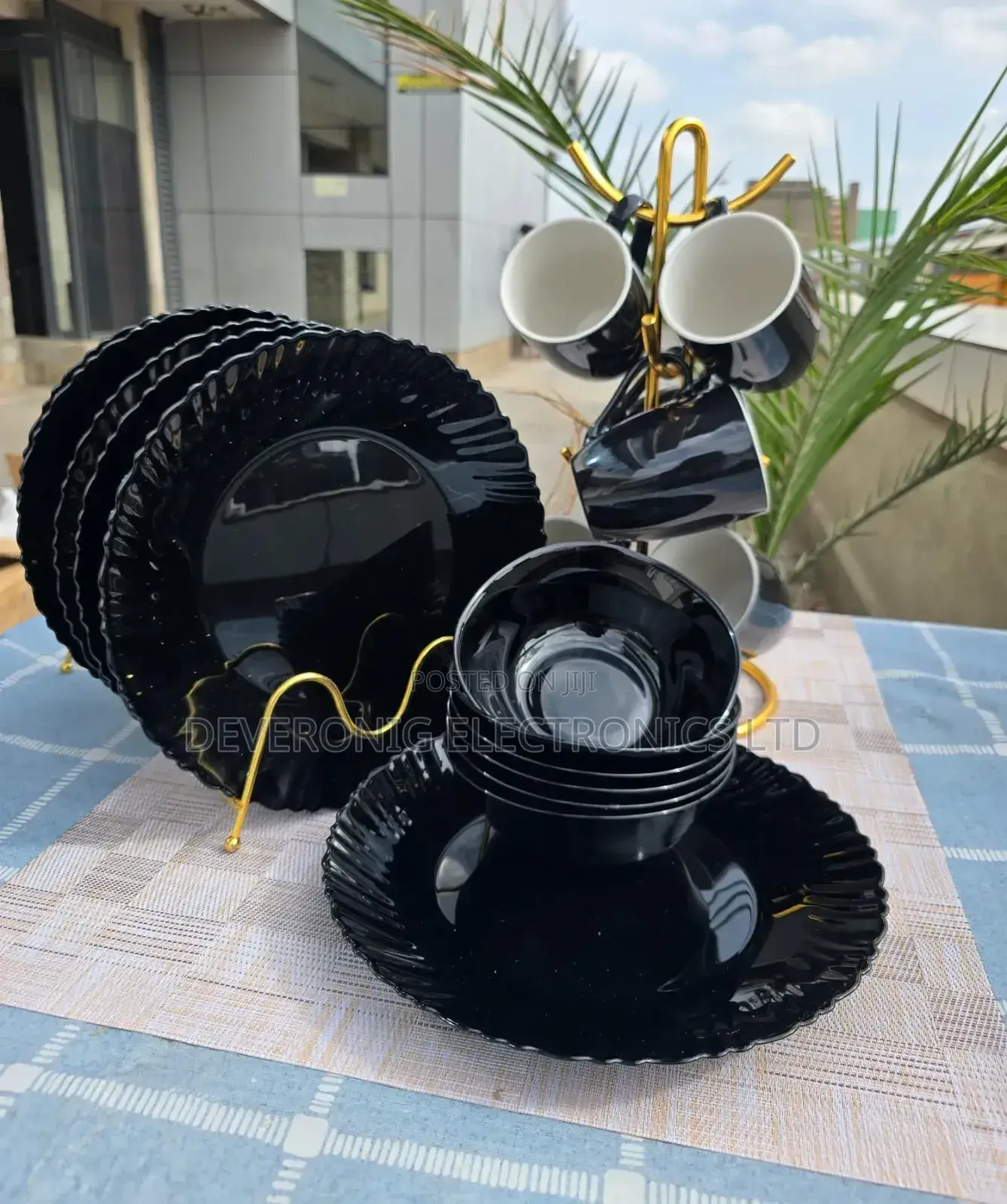 18pcs Ceramic Dinner Set
6 Dinner Plates6 Black Bowls
6 Cups.