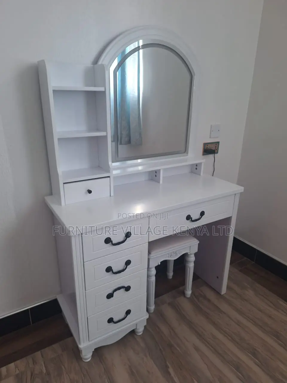 Dressing Tables: Modern Vanity Bedroom Dresser