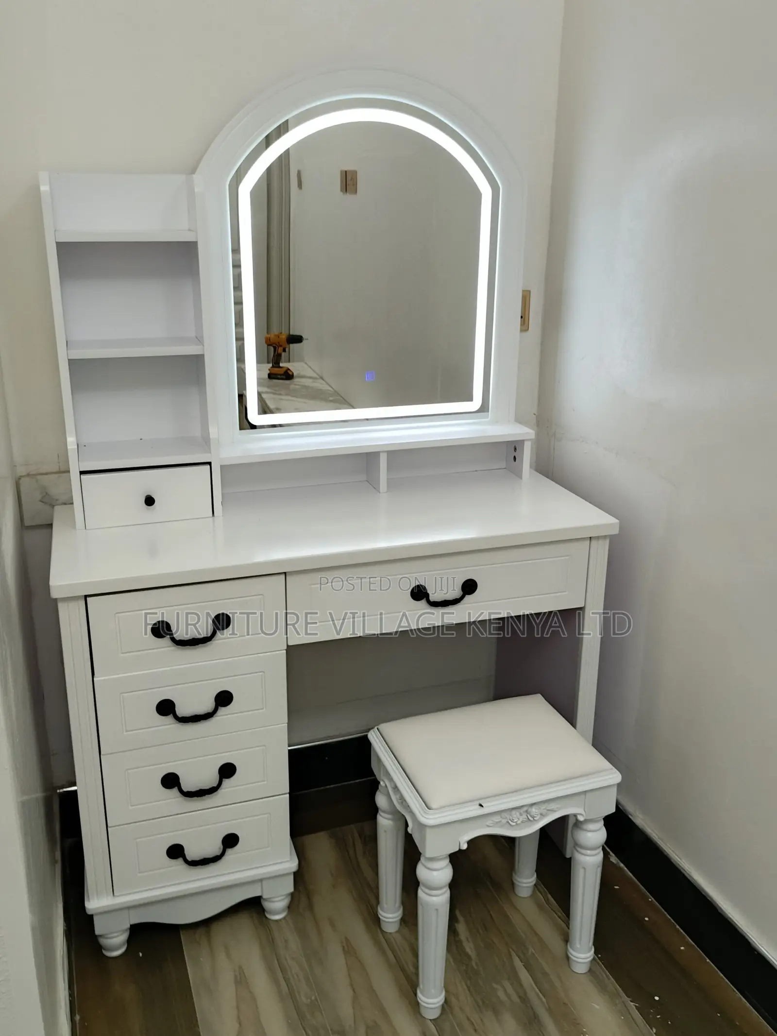 Dressing Tables: Modern Vanity Bedroom Dresser