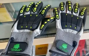 En Porcupine Impact Gloves