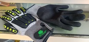 En Porcupine Impact Gloves
