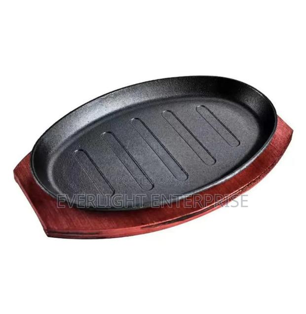 Cast Iron Sizzling Plate With Wooden Base - thumbnail 2