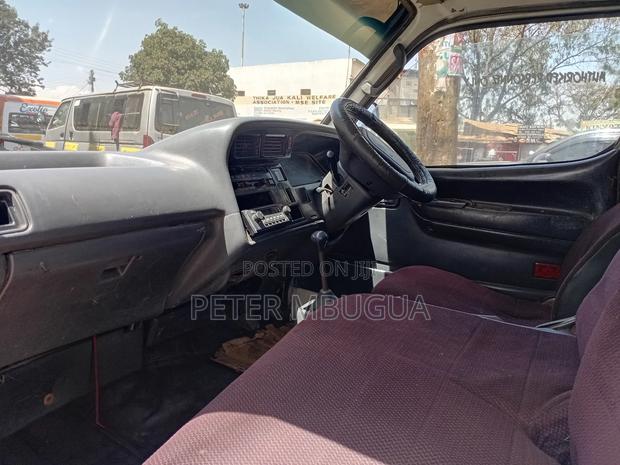 Toyota HiAce 2004 White - thumbnail 2