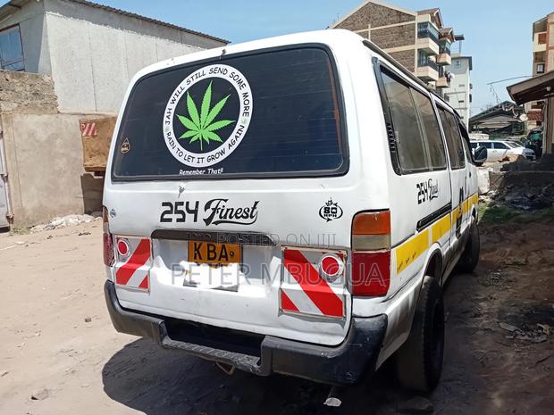 Toyota HiAce 2004 White - thumbnail 4