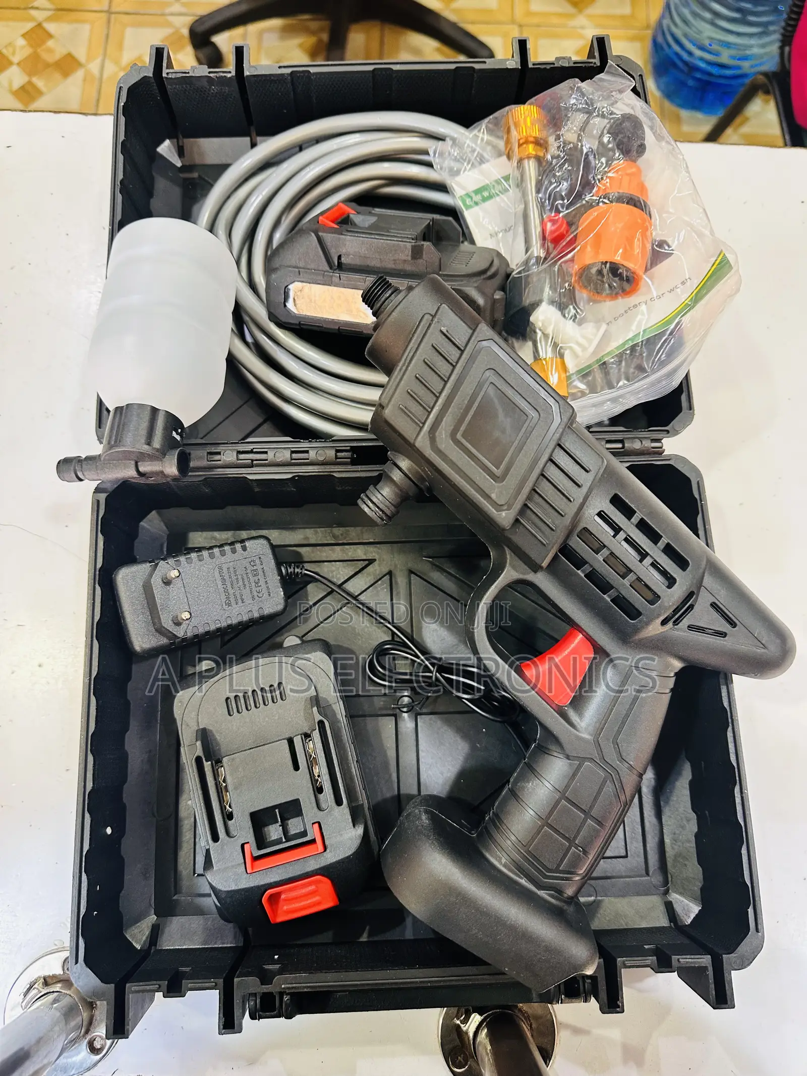A Rechargeable Car Wash Machine (With 2 Batteries) –Powerful Durable