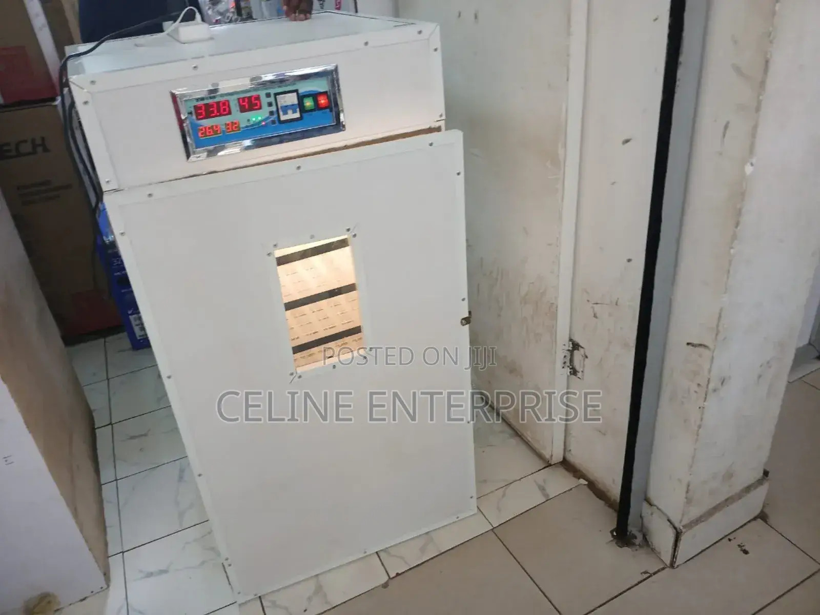 Large Capacity Egg Incubator
Holds Up to 528 Eggs