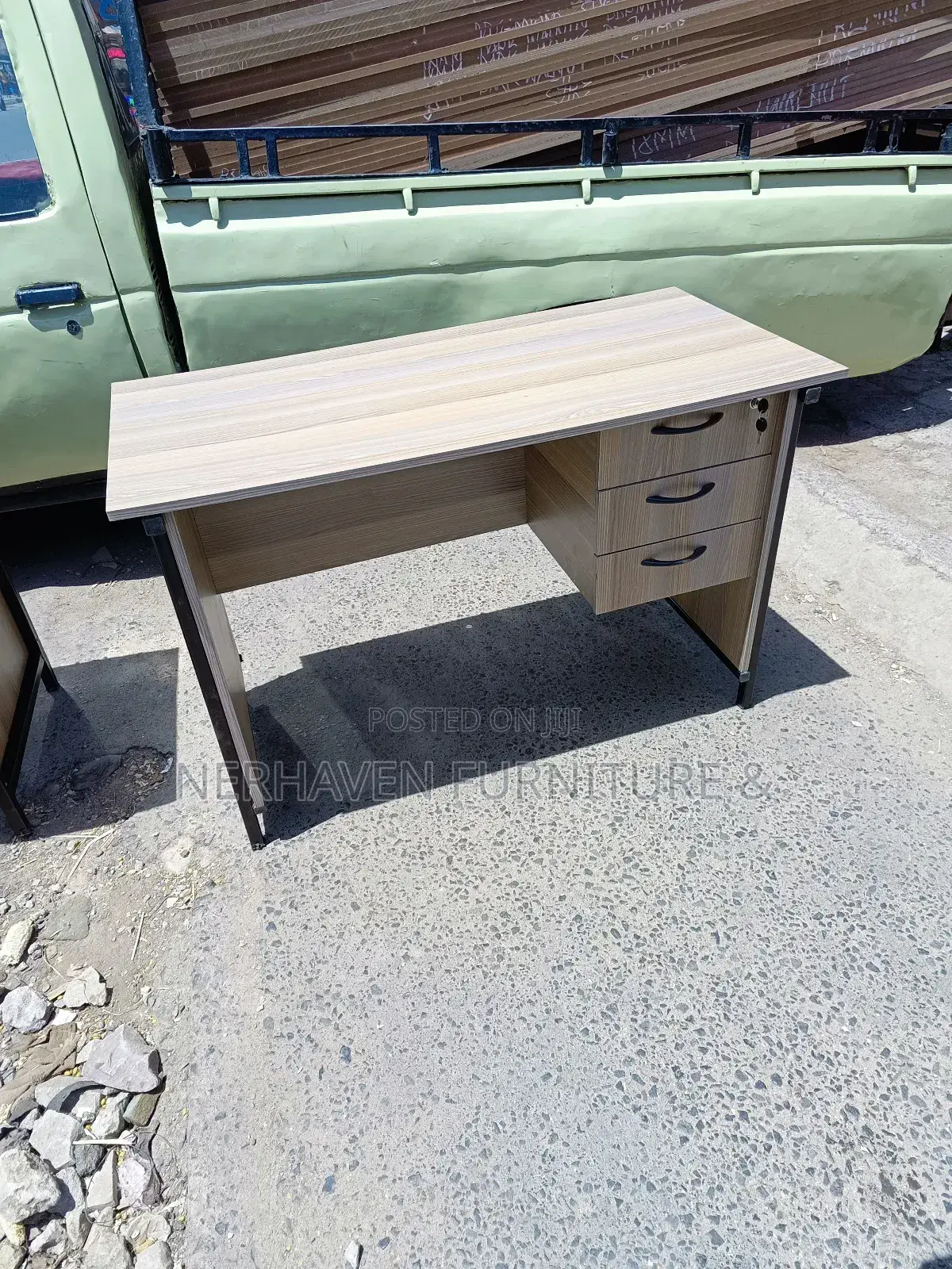 Study Office Desk With Reinforced Metallic Stand