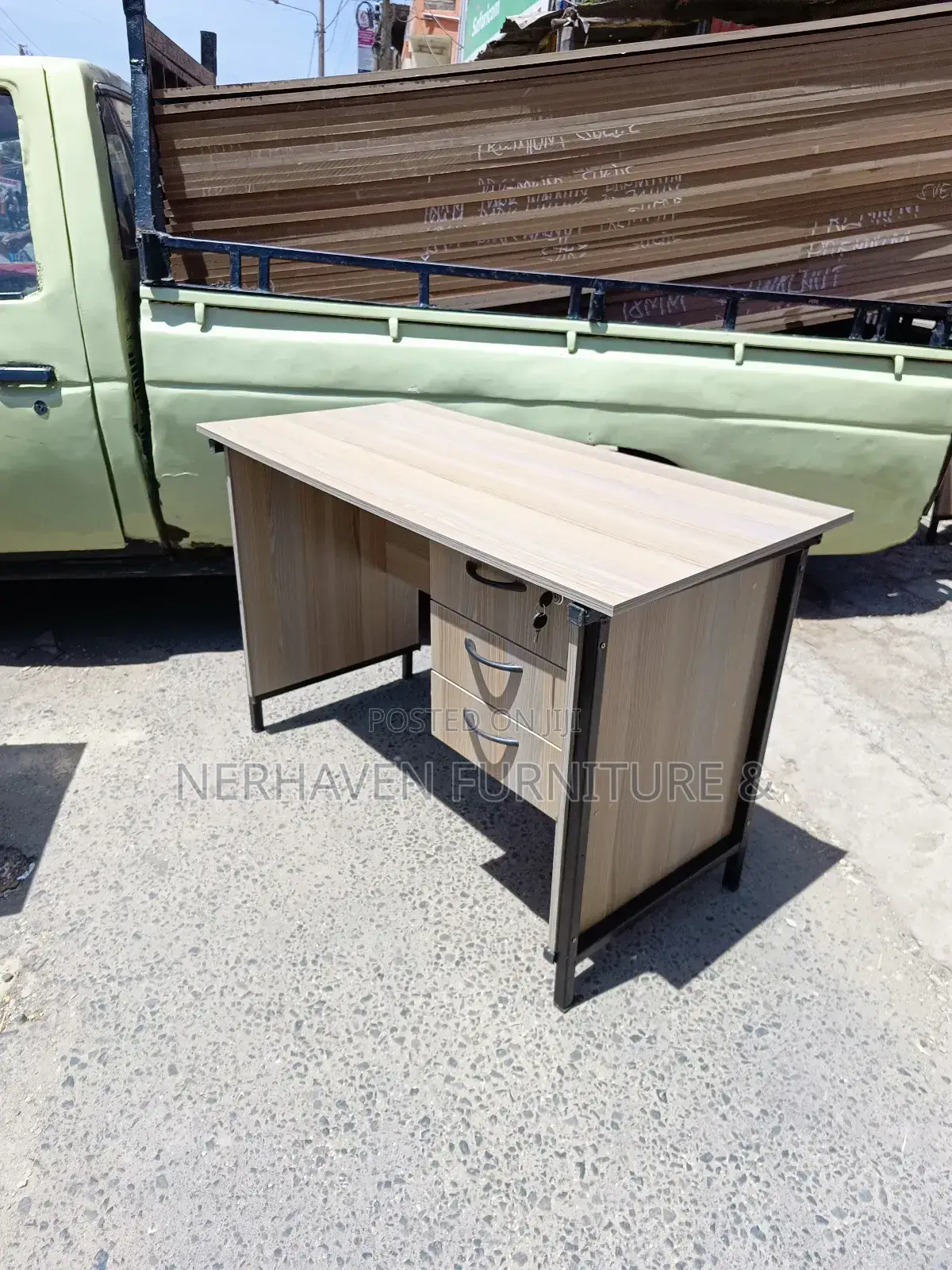 Study Office Desk With Reinforced Metallic Stand