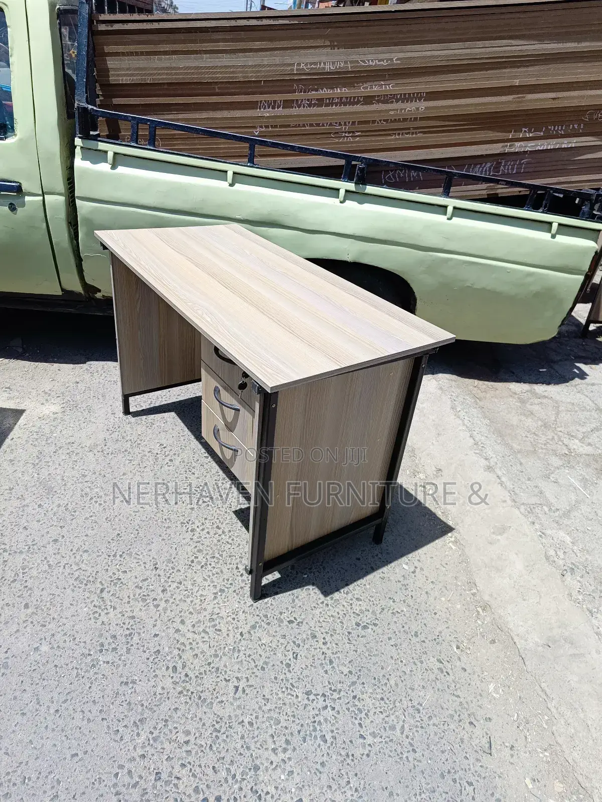 Study Office Desk With Reinforced Metallic Stand