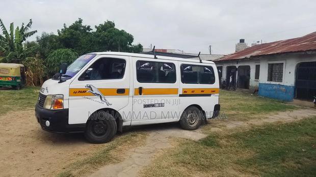 Nissan Caravan (Urvan) 2012 White - thumbnail 3