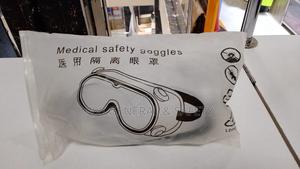Safety Goggles En - main view