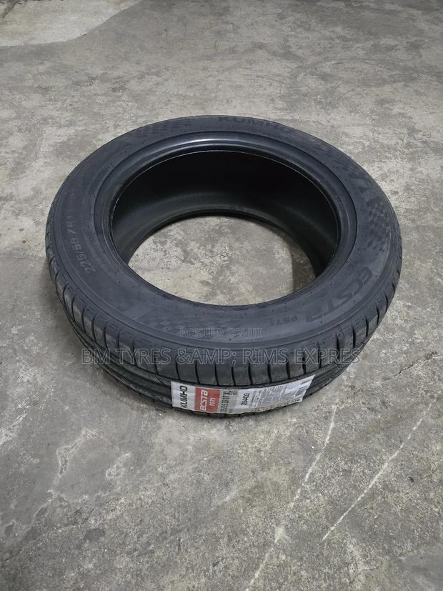 225 /55 R17 Khumo Tyres (Korea) - thumbnail 4