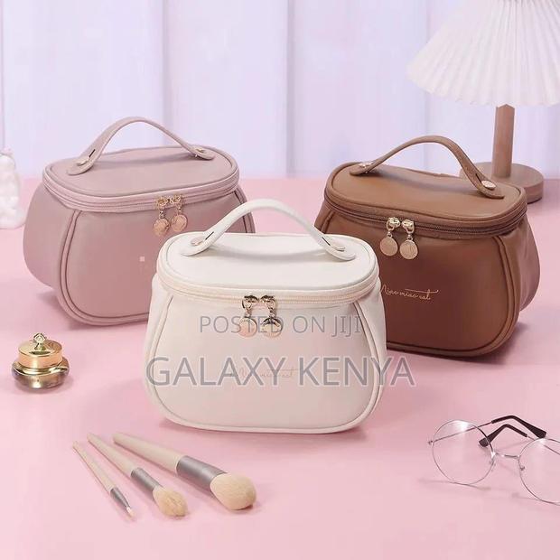 Portable Makeup Bag Large Size With Handle for Travel Accessories - thumbnail 3