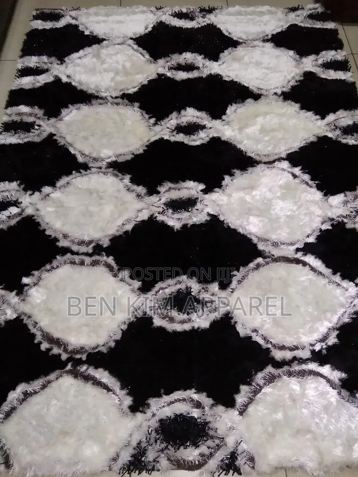 Black and White Symmetrical Pattern Carpet 5 by 7ft Grade A.