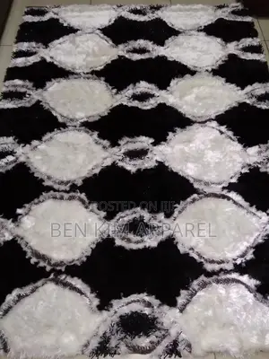 Black and White Symmetrical Pattern Carpet 5 by 7ft Grade A.