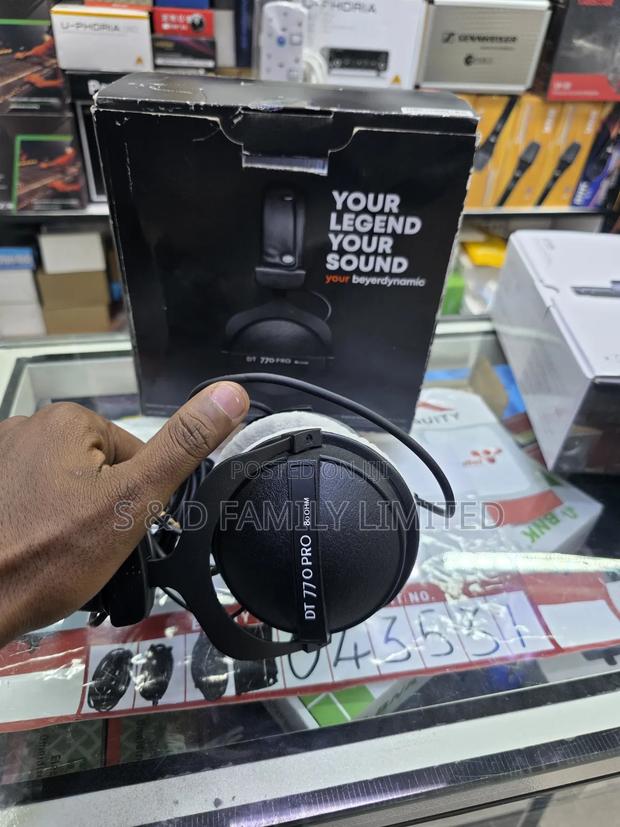 Beyerdynamic Dt 770 Pro Over-Ear Closed-Back Reference Headphones - thumbnail 2