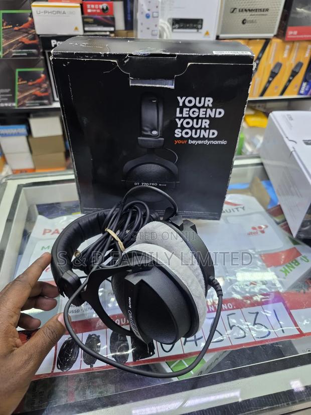 Beyerdynamic Dt 770 Pro Over-Ear Closed-Back Reference Headphones - thumbnail 3