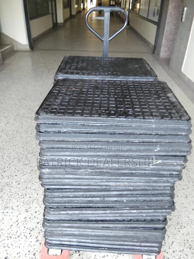 600 by 450 Mm Cast Iron Manhole Cover - thumbnail 2