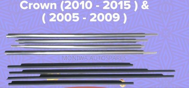 Weather Strip Crown 2005-2009,2010-2015 Black and Chrome